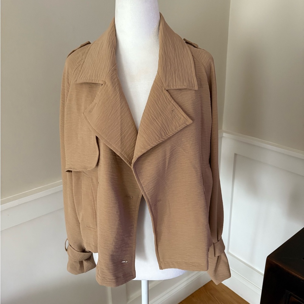 Cropped oversized trench with gorgeous flowy fabric, fully lined. Size XS